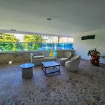 Aparta Estudio con Balcón y Vista